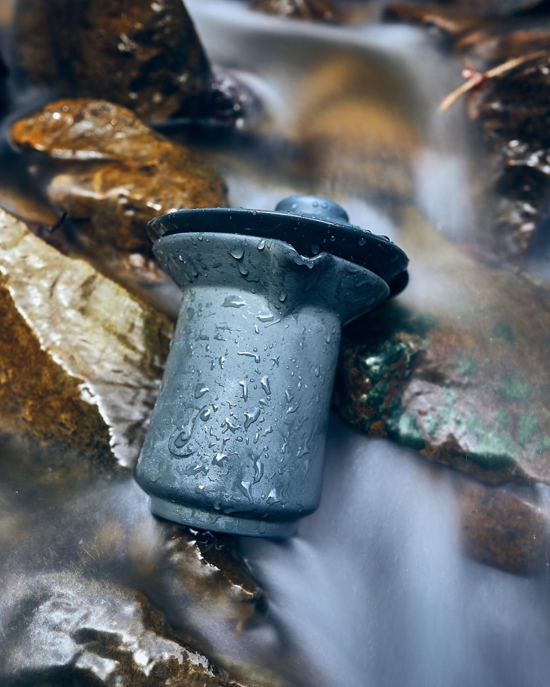 Czarny matowy ceramiczny zaparzacz do kawy przelewowej Slowpresso z gotową kawą
