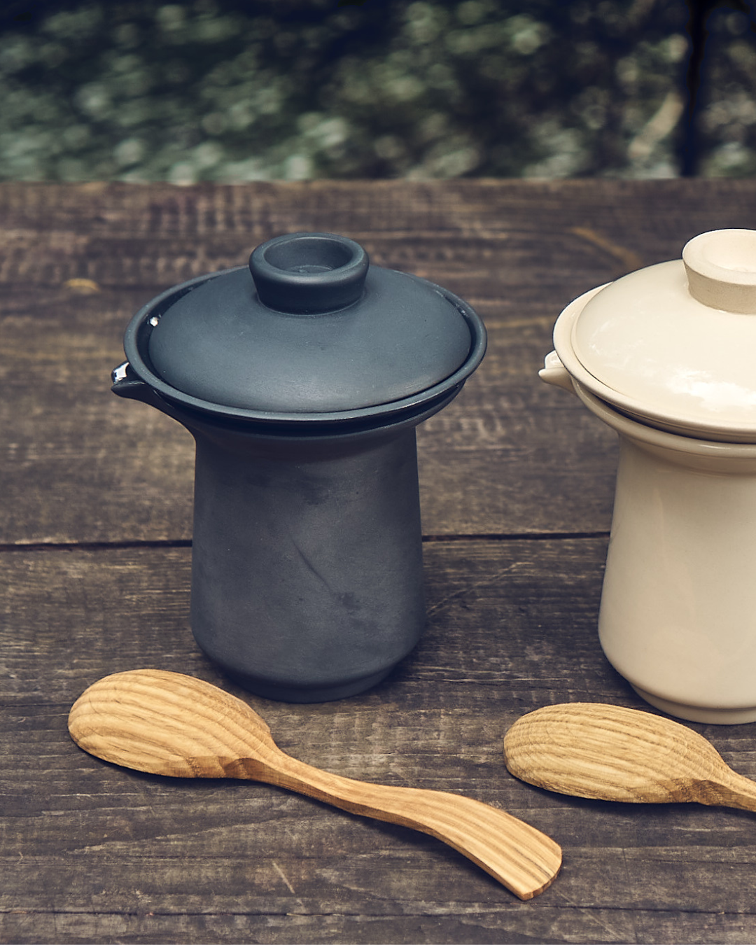 Elementy zestawu Slowpresso czarna porcelana rozłożone na stole
