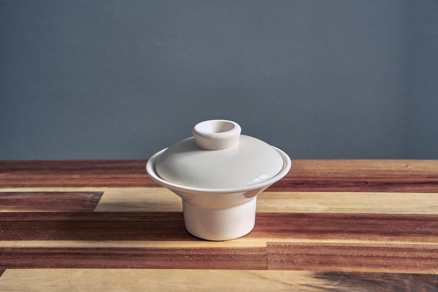 Ceramiczny zestaw do parzenia kawy przelewowej w podróży. Slowpresso GO na stole drewnianym wygodne