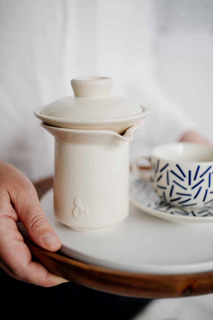 Zestaw do parzenia kawy przelewowej Slowpresso na tacy. Filiżanka porcelanowa.