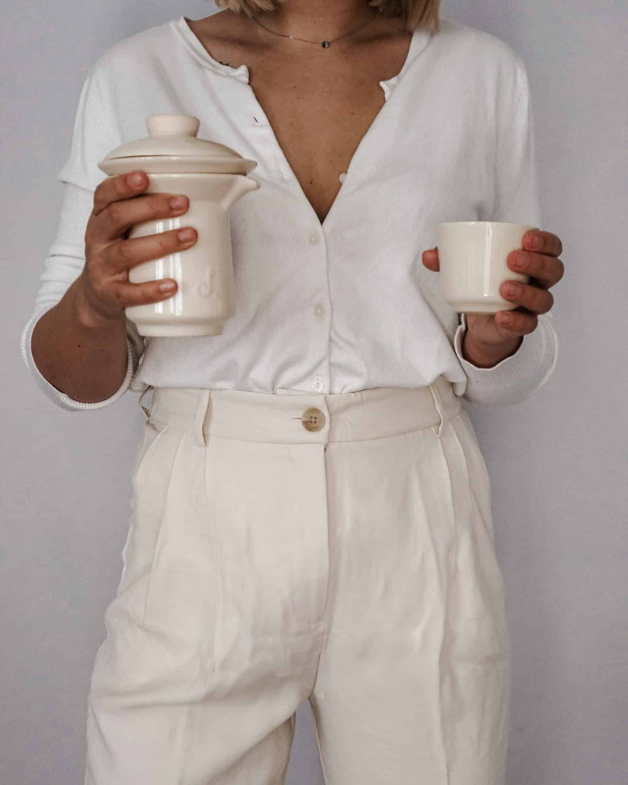 Ceramiczny zestaw designerski zaparzacz do kawy przelewowej. Czarka do kawy trzymana w kobiecym ręku. Kobieta z kawą i ceramiką.