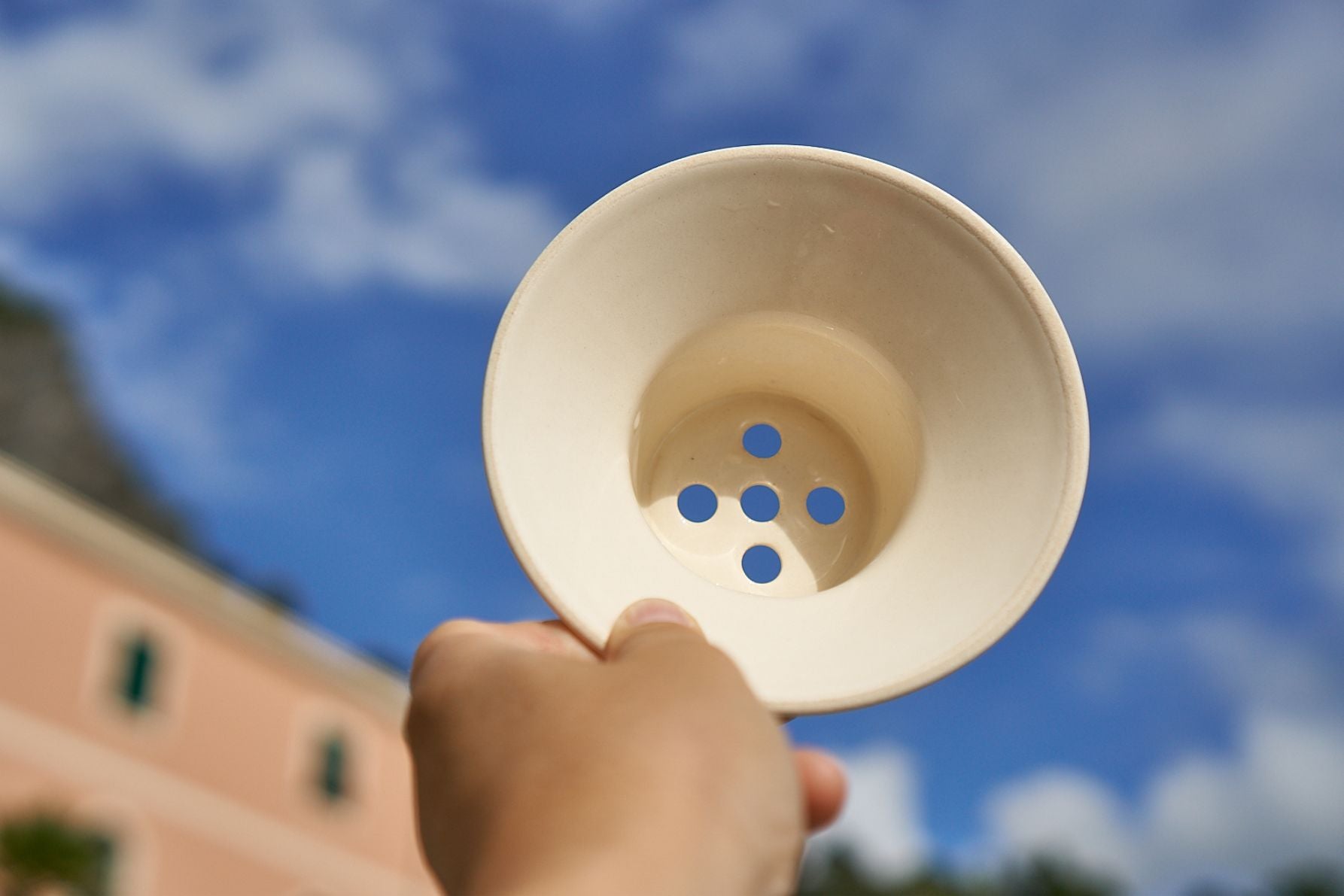 Ceramiczny zestaw do parzenia kawy przelewowej w podróży. Slowpresso GO na tle wakacyjnego nieba. Urlop, wakacje, wyjazd, działka, kemping